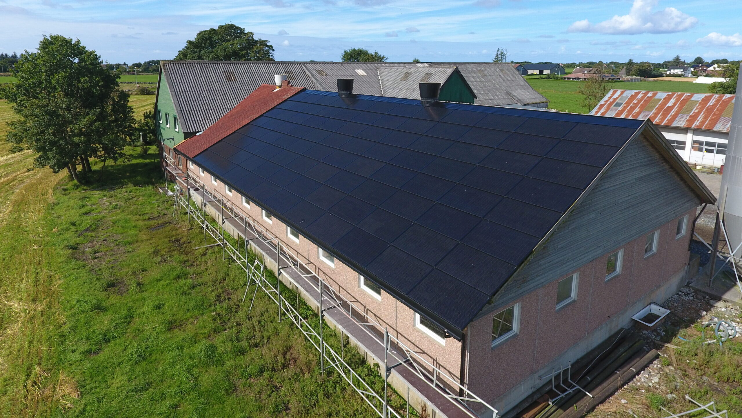 Norsk bolig med integrert solcelletak, dronefoto
