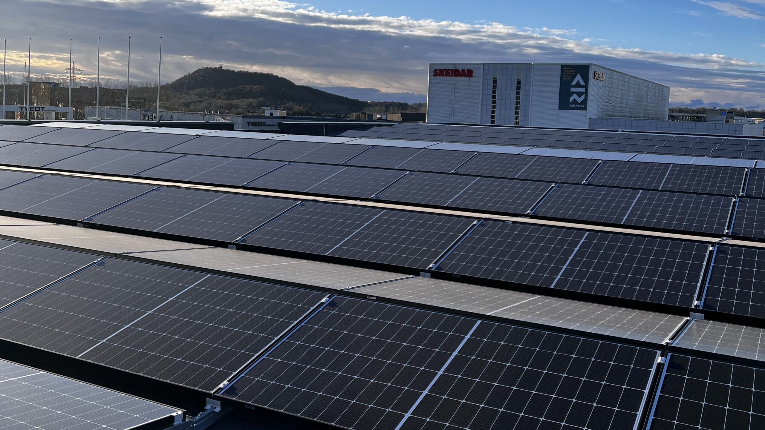Nærbilde av integrerte solceller i norsk tak