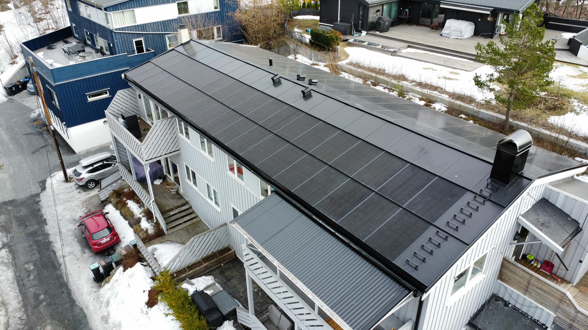 Borettslagsbygning med solcelletak installert av Sunintegra