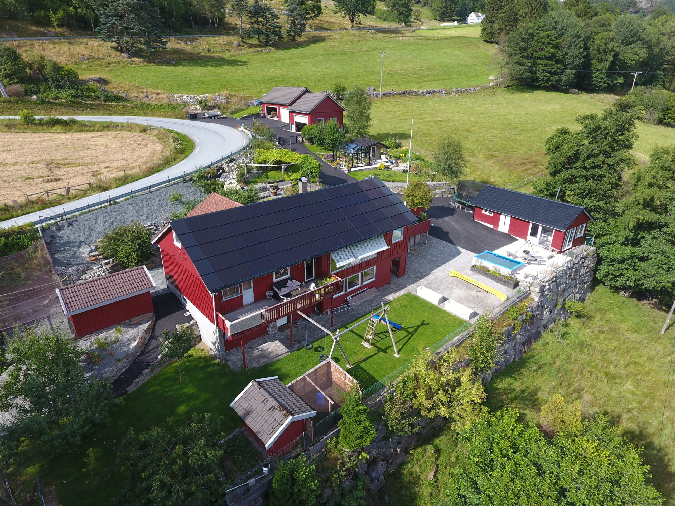 Gårdsbruk med solcellepaneler på store takflater