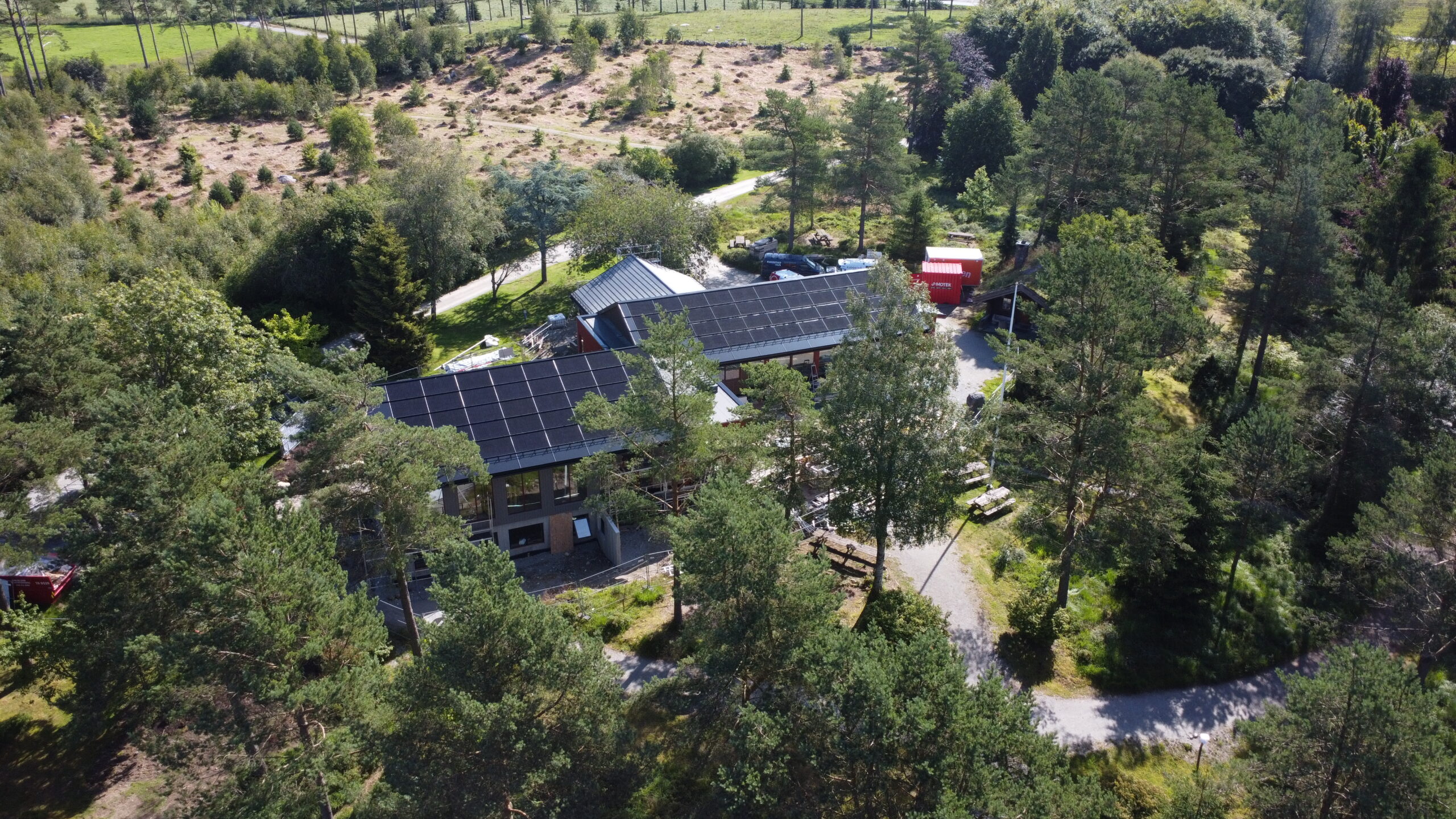 Næringsbygg med solcelletak levert av Sunintegra